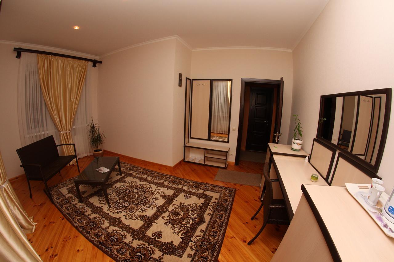 Uyut Hotel Tjernihiv Eksteriør billede