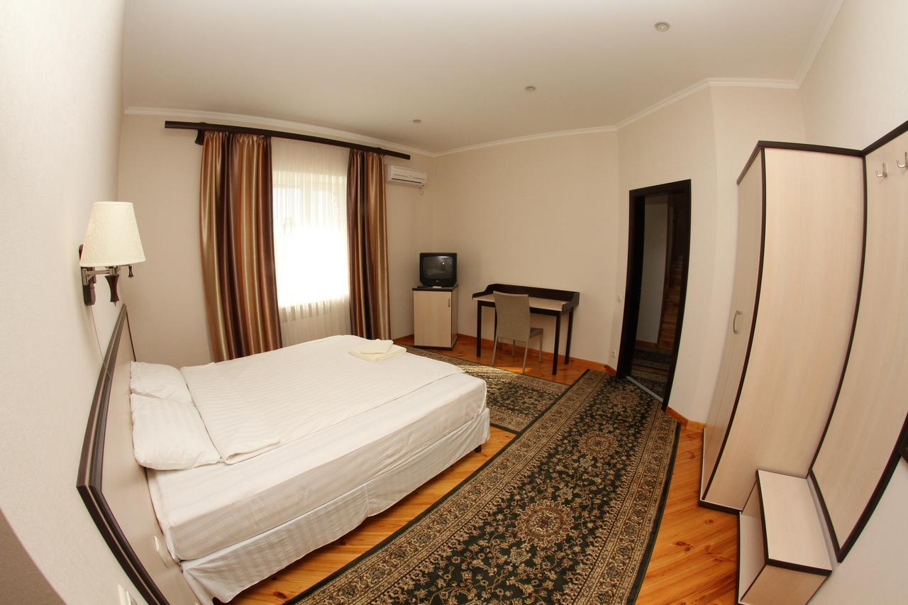 Uyut Hotel Tjernihiv Eksteriør billede