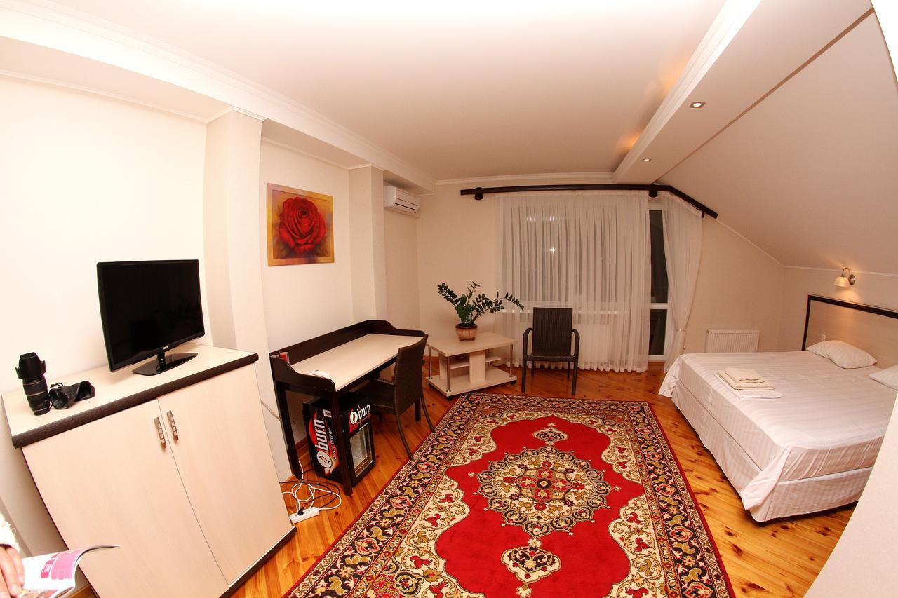 Uyut Hotel Tjernihiv Eksteriør billede